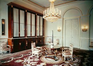 Interieur van de bibliotheek in het appartement van Prins Eugene de Beauharnais (1781-1824)